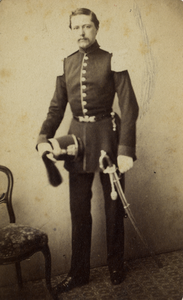 221264 Portret van A.B. de Joncheere, geboren 1832, officier bij de dienstdoende schutterij. Ten voeten uit van voren, ...